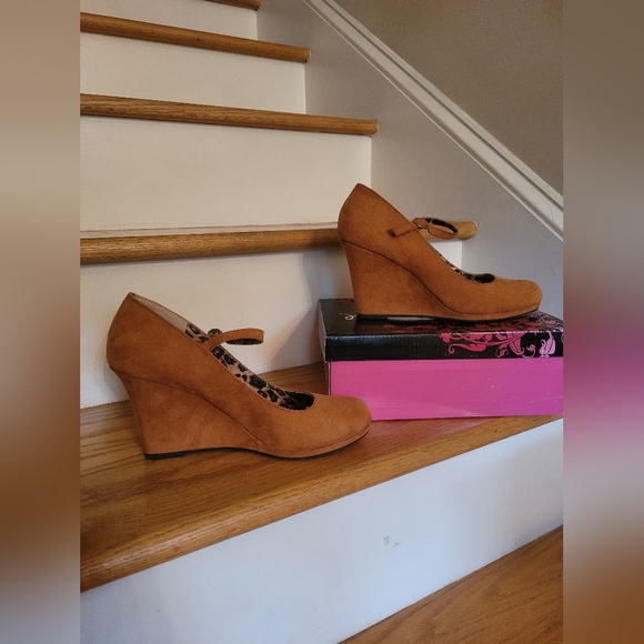 Qupid Shoes - NEW Rust Faux Suede Mary Jane Wedges